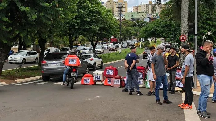 Entregadores de aplicativo protestam contra taxas de entrega, em Londrina 