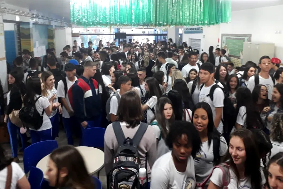 Volta às aulas no Colégio Barbosa Ferraz, em Ivaiporã. (Foto: Divulgação)