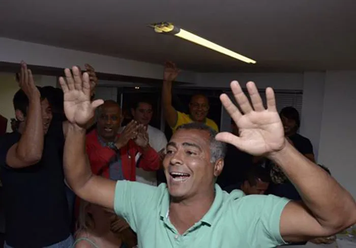 Romário celebra aniversário com funk: "Tem políticos que roubam, eu danço!"