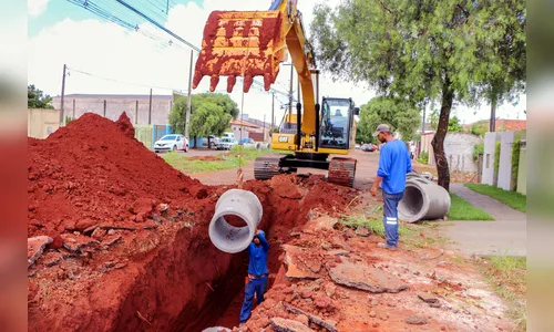 Empreiteira inicia reconstrução da Avenida Pinho Araucária, em Apucarana 