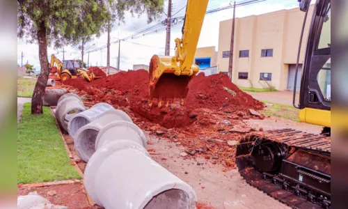 
							Empreiteira inicia reconstrução da Avenida Pinho Araucária, em Apucarana 
						
						