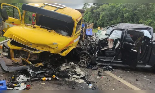 Acidente entre carros, caminhão e ambulância deixa quatro pessoas e um cachorro feridos