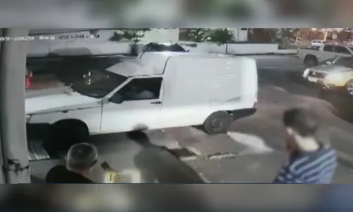 Homem é preso ao tentar invadir delegacia com veículo, em Maringá