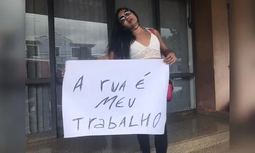 Travestis protestam contra violência em frente a prefeitura de Apucarana