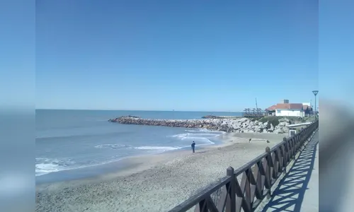 Pais são presos após enterrarem filha de 2 anos até o pescoço em praia para  nadar