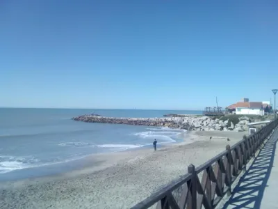 Pais são presos após enterrarem filha de 2 anos até o pescoço em praia para  nadar