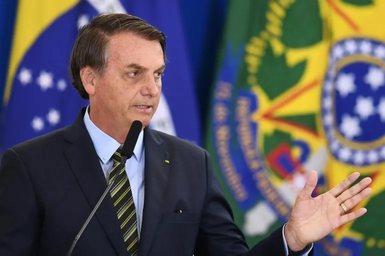 Bolsonaro assina projeto de garimpo em terra indígena
