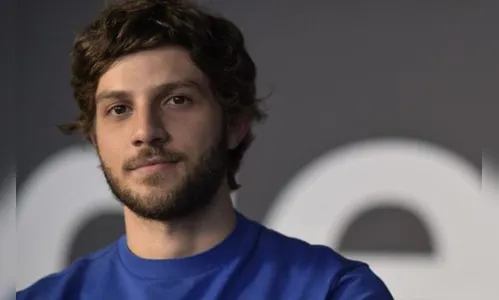 Chay Suede é atacado na internet após suposta traição a Manu Gavassi