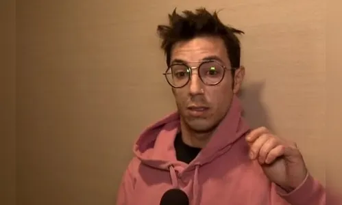 Influencer diz ter coronavírus, faz avião dar meia-volta e é preso