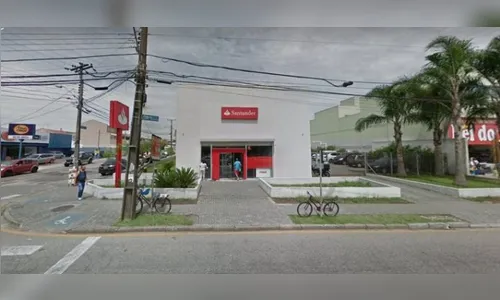 Foragido tenta fazer sexo com caixa eletrônico, em Curitiba