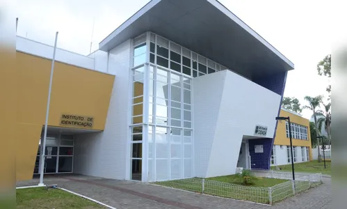 Homem cava quintal para instalar caixa de gordura e encontra ossada humana, em Matinhos