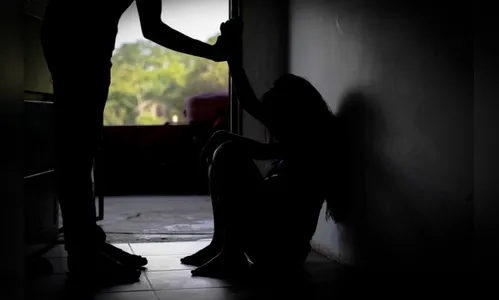 Homem aproveita saída da patroa e estupra criança de nove anos