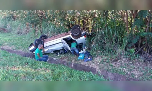 Carro capota na PR-444 