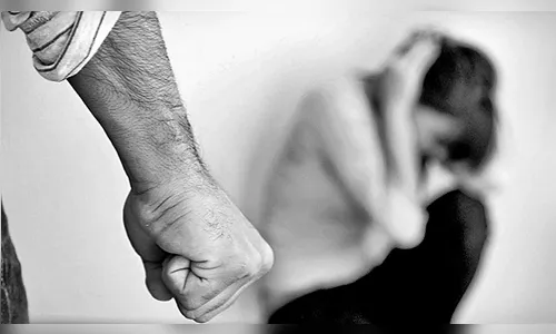 Marido usa lanterna e fio de extensão para agredir esposa em Cambira 