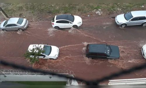 Chuva forte deixa ruas alagadas em Apucarana