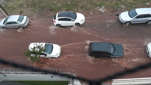 Rua Carlos de Carvalho, no Jardim América​ também ficou alagada. Um Uno chegou a ser arrastado. Foto: Colaboração