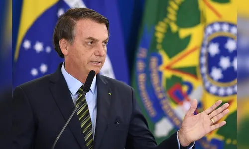 Bolsonaro assina projeto de garimpo em terra indígena