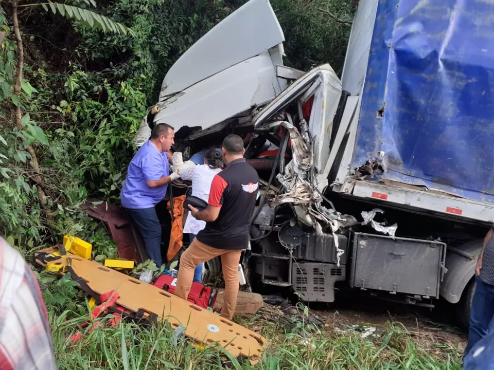 Três pessoas ficam feridas após acidente envolvendo três carretas, em Cândido de Abreu