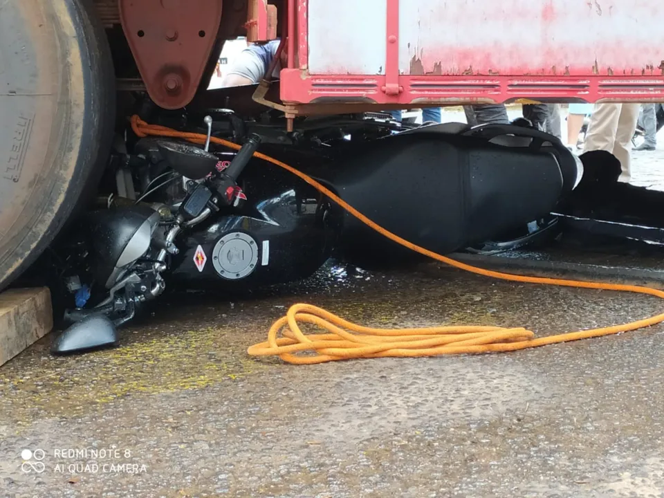 Moto vai parar embaixo de caminhão após acidente em Apucarana 