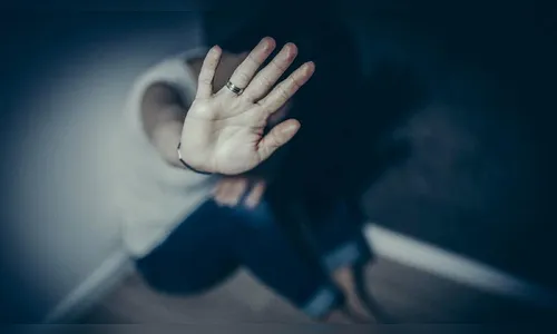 Homem agride mulher com toalha durante limpeza de casa, em Apucarana