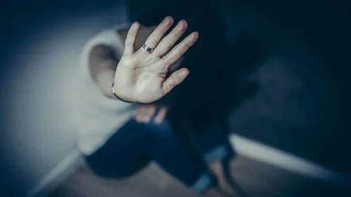 Homem agride mulher com toalha durante limpeza de casa, em Apucarana