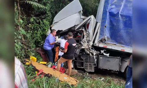 Três pessoas ficam feridas após acidente envolvendo três carretas, em Cândido de Abreu