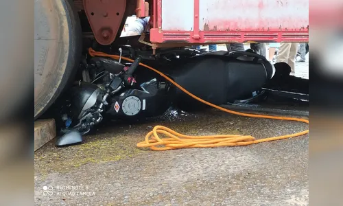Moto vai parar embaixo de caminhão após acidente em Apucarana 