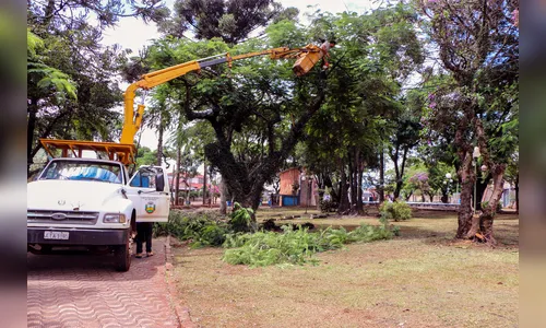 Prefeitura faz poda e limpeza na Praça do 28