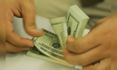 Dólar passa de R$ 4,32 e fecha no maior nível desde criação do real