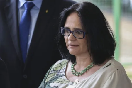 Damares defende campanha de abstinência sexual: “se não fosse uma ministra cristã estariam aplaudindo”