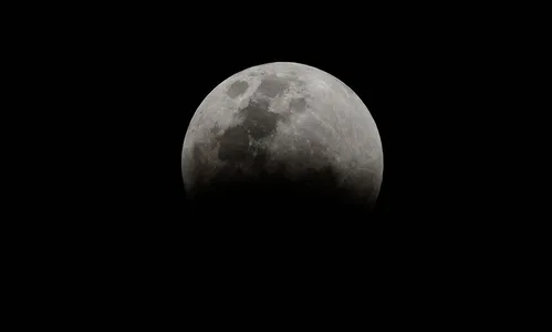 Superlua ilumina a noite de domingo