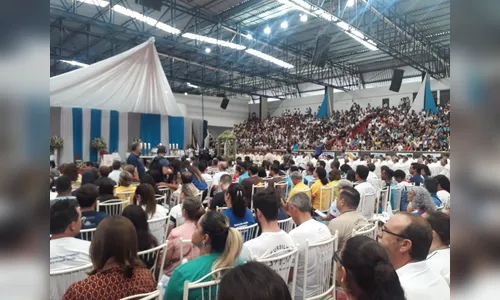 Milhares de fiéis participam da 1ª romaria em louvor a Nossa Senhora de Lourdes; assista