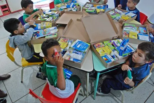 Prefeitura de Faxinal entrega kit escolar para alunos da rede municipal