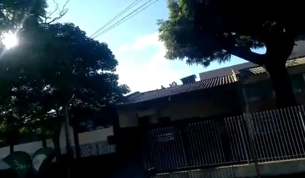 Presos ocuparam o telhado da cadeia de Santo Antônio da Platina, durante motim — Foto: Divulgação/NP Diário
