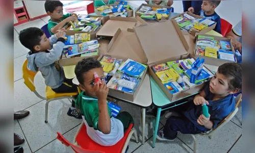 Prefeitura de Faxinal entrega kit escolar para alunos da rede municipal
