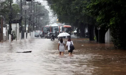 Chuva intensa causa enchentes e paralisa o trânsito em São Paulo