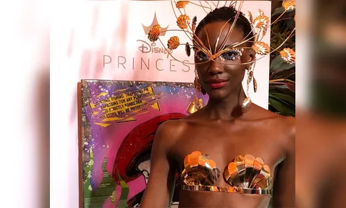 Baile da Vogue: Modelo vestida de 'A Pequena Sereia' se destaca no evento
