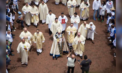 
						
							Procissão iluminada atrai centenas de devotos de Nossa Senhora de Lourdes em Apucarana
						
						