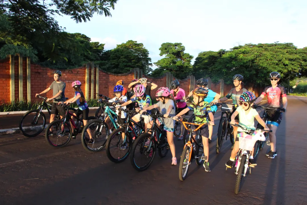 O pedal especial com mães e filhos aconteceu na segunda-feira, na estrada do Ouro Verde (Foto: Assessoria de Imprensa Prefeitura)