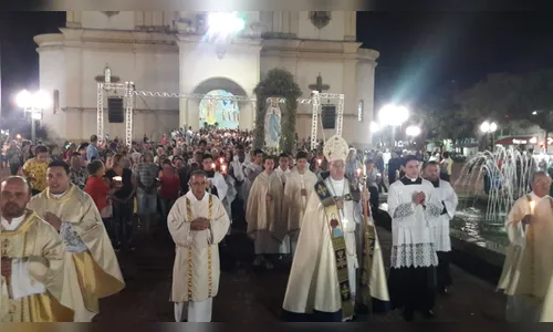 Procissão iluminada atrai centenas de devotos de Nossa Senhora de Lourdes em Apucarana