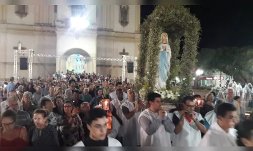 
							Procissão iluminada atrai centenas de devotos de Nossa Senhora de Lourdes em Apucarana
						
						