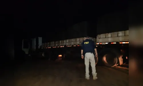 
							PRF apreende cerca de 600 mil maços de cigarros paraguaios em Guaíra 
						
						
