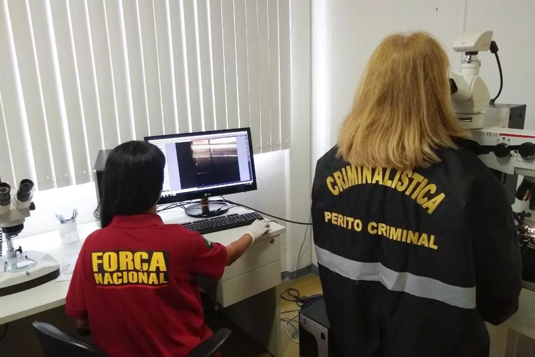 Peritos fazem confronto balístico para catalogar crimes