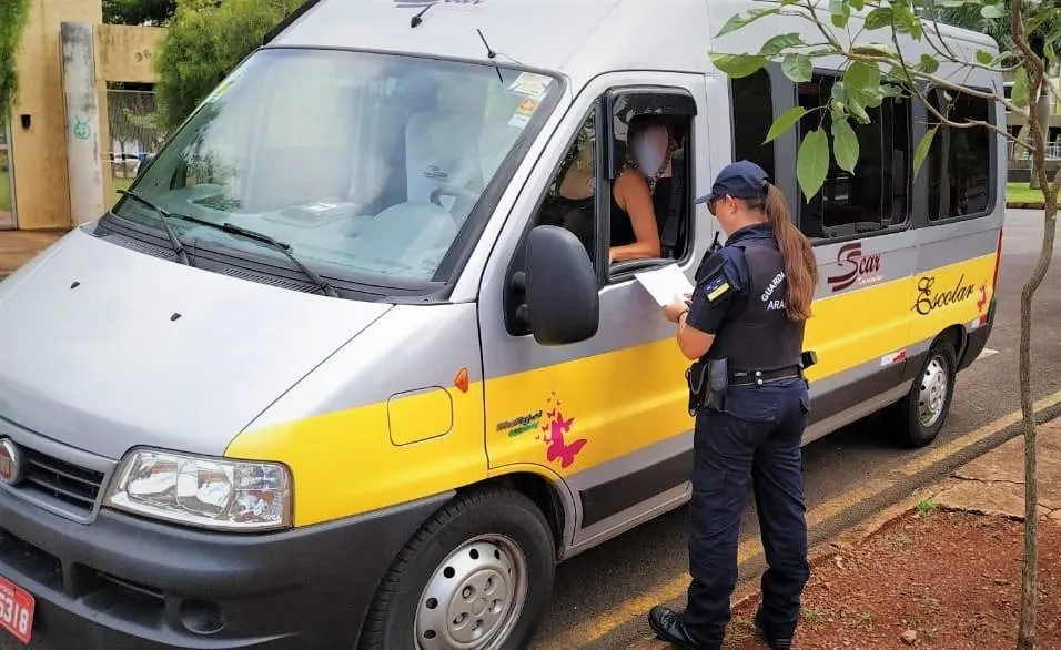 Guarda Municipal fiscaliza veículos de transporte escolar em Arapongas