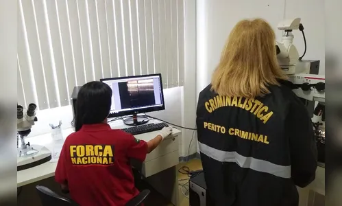 Peritos fazem confronto balístico para catalogar crimes