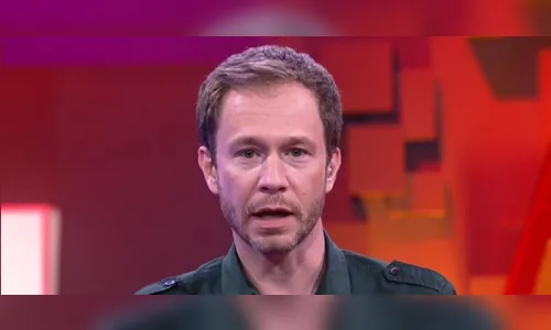 Tiago Leifert é criticado na web por revelar informações externas no BBB