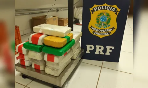 
							Motorista é preso com quase 25 quilos de crack e cocaína em Mandaguari; assista ao vídeo 
						
						