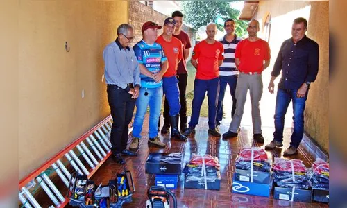 Faxinal entrega materiais para Defesa Civil