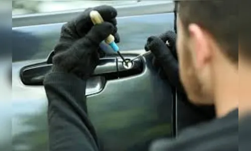 Carro furtado no centro é recuperado pela Polícia Militar, em Apucarana