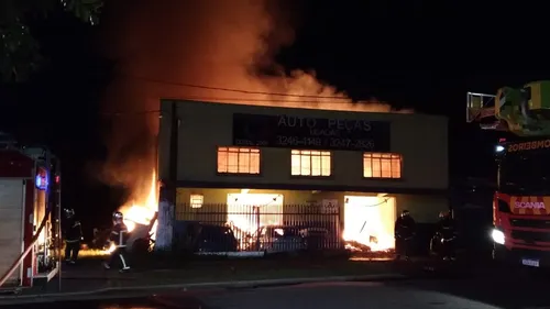 Fogo atingiu a empresa na madrugada desta quinta-feira (13) — Foto: Tony Mattoso/RPC